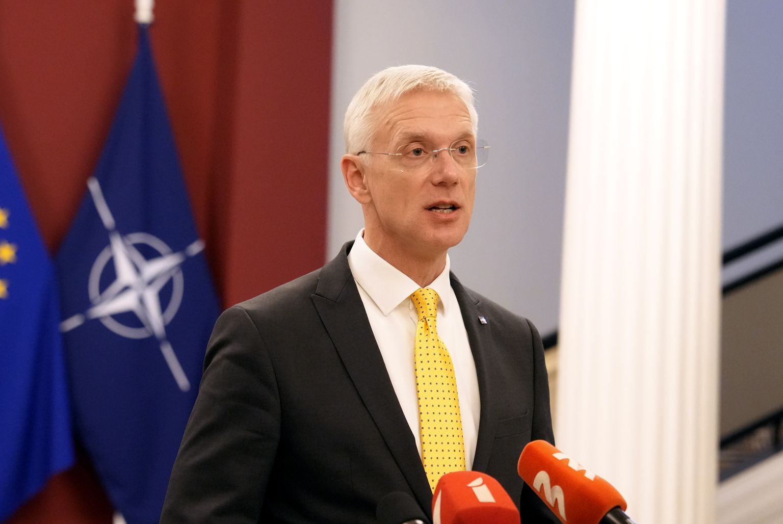 Ministru prezidents Krišjānis Kariņš piedalās preses brīfingā pēc Ministru kabineta ārkārtas sēdes, kurā vērtēja drošības situāciju reģionā pēc izskanējušajām ziņām, ka Polijā, Ukrainas pierobežā, nokritušas divas Krievijā ražotas raķetes.