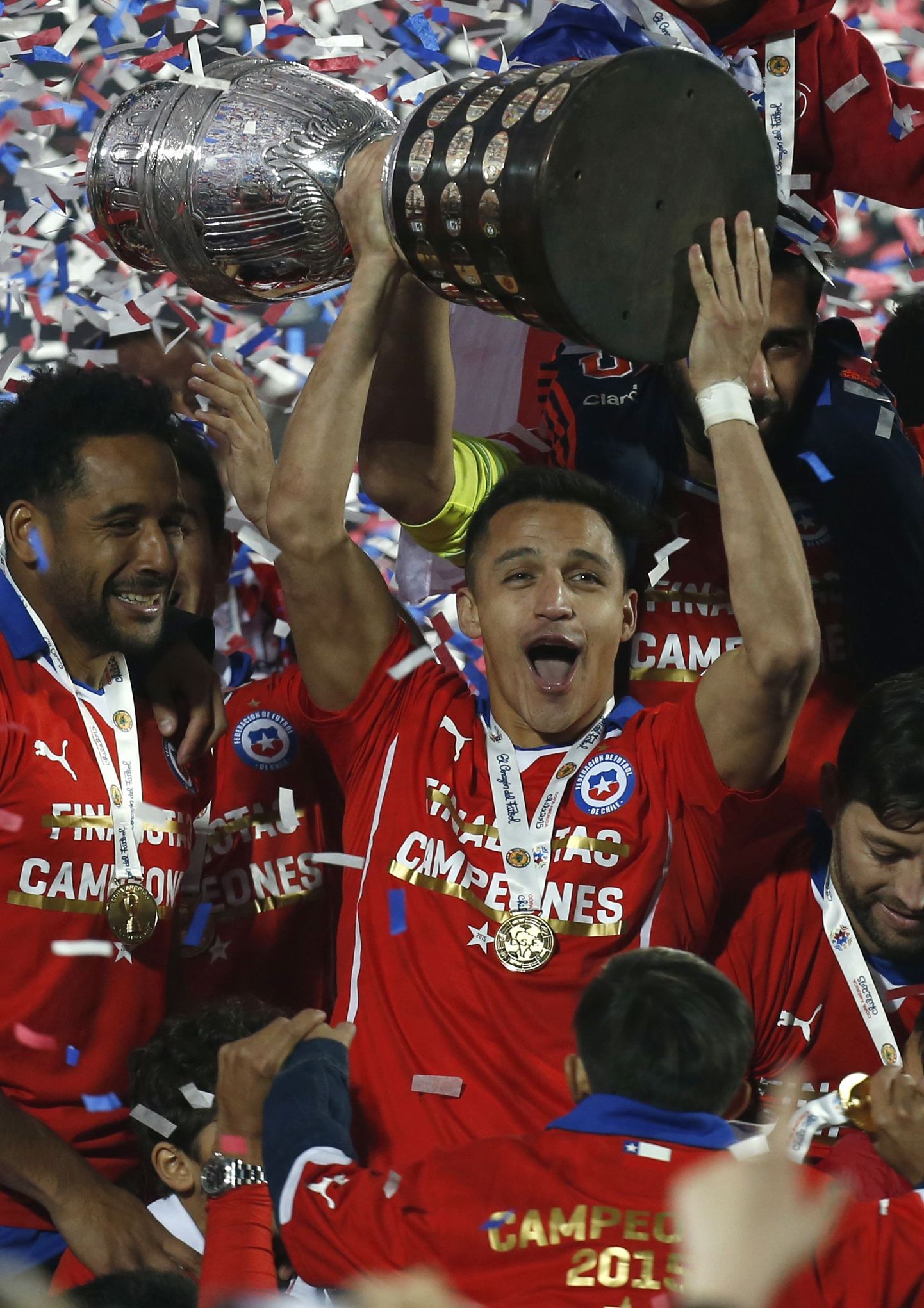 Alexis Sanchez juubeldab Copa America võidukarikaga.