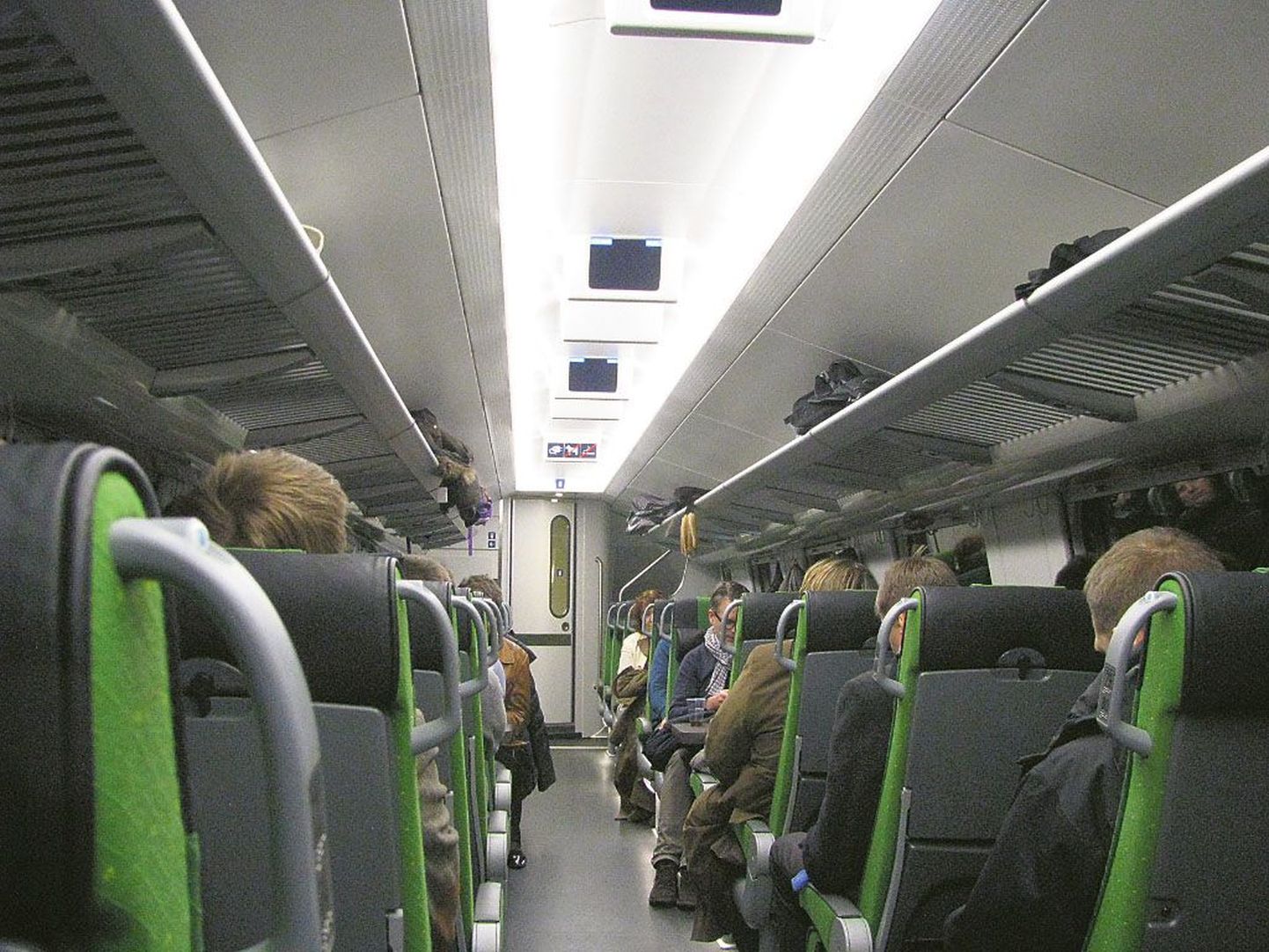 Kiirrongi mugavas vagunis näevad reisijad tabloodelt kellaaega ja rongi liikumise kiirust igal ajahetkel.