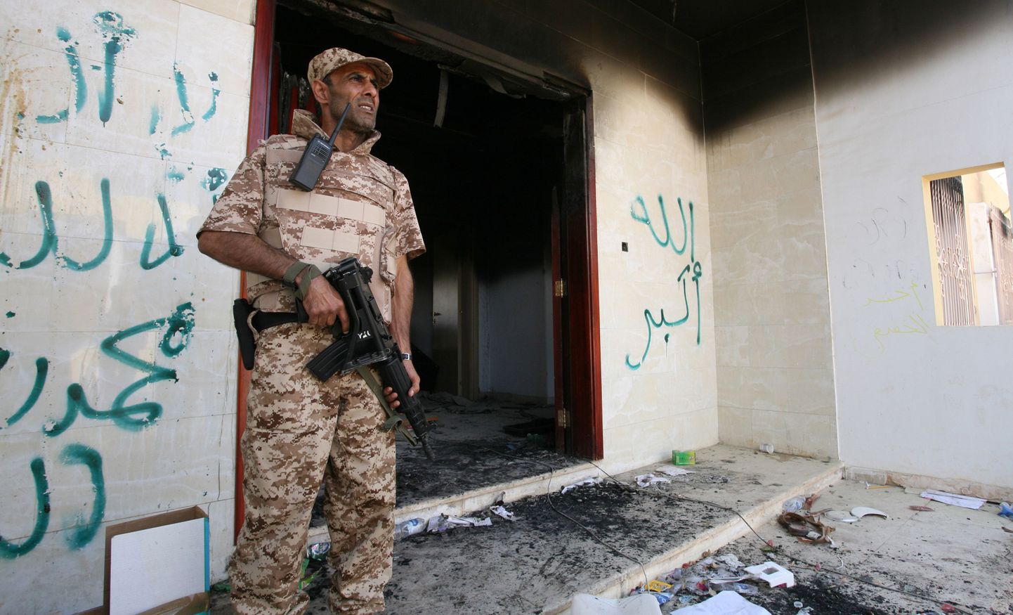Üks USA konsulaadi põlenud hoonetest Benghazis.