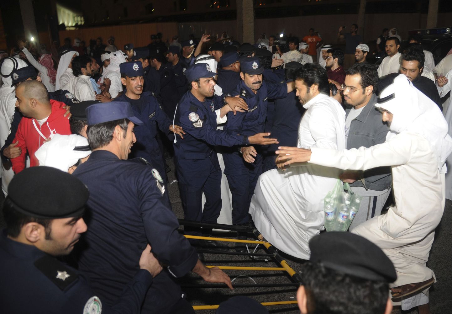 Kümned kuveitlased tungisid parlamendihoonesse.