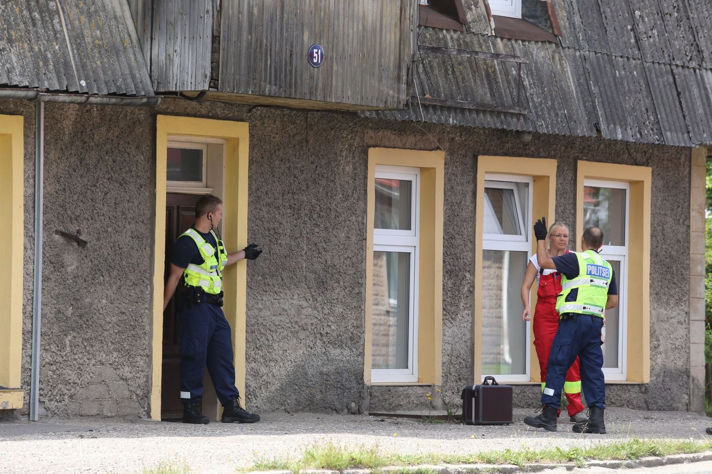 Pantvangikriis Tallinna tänaval on lõppenud, sest pereisa lasi lapse majast välja, kuid mees ise pole veel alla andnud.