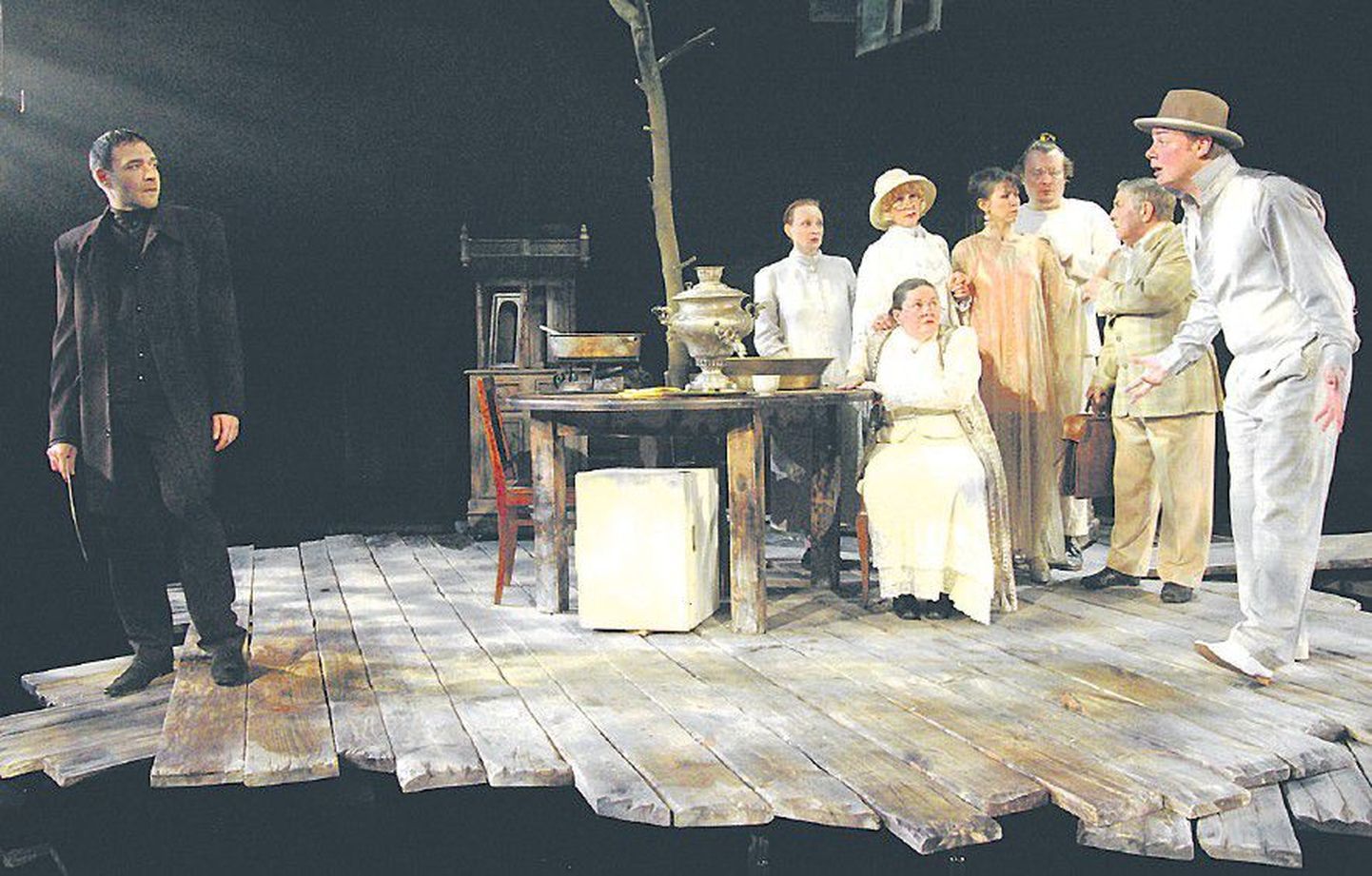 Сцена из спектакля «Русское варенье» Театра на Васильевском: все семейство сгрудилось на своем отрезанном от мира островке.