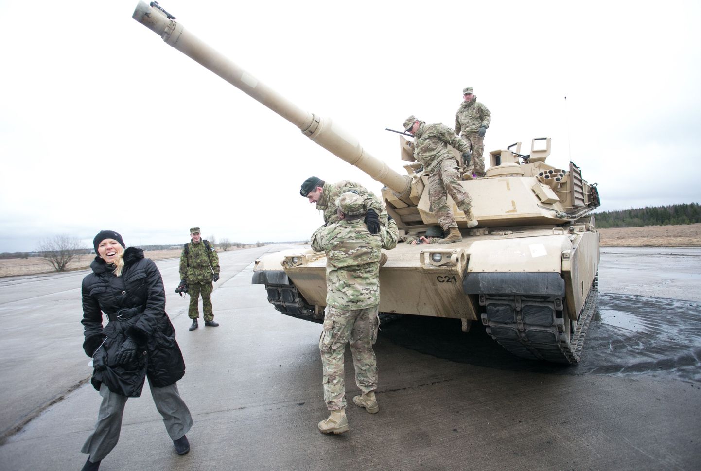 Американские военнослужащие на танке Abrams в Тапа.