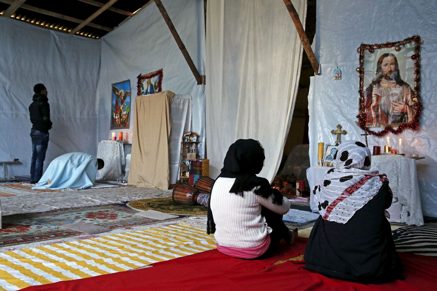 Kristlastest migrandid Eritraest ja Etioopiast palvetavad   ajutises kirikus Calais' pagulaslaagris.