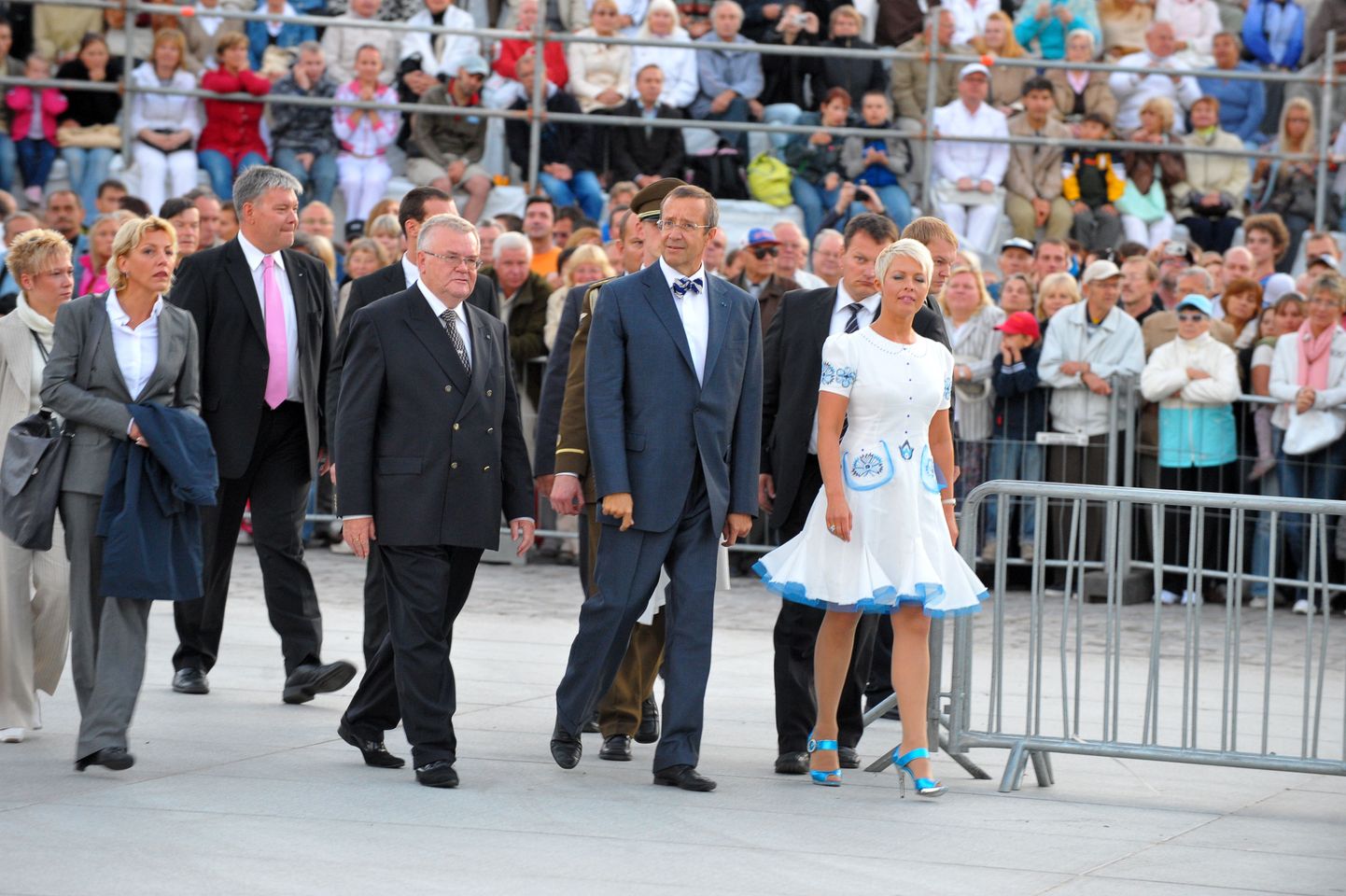 President Ilves koos abikaasaga ja Tallinna linnapea Edgar Savisaar koos abikaasaga 20. augustil renoveeritud Vabaduse väljaku avamisel.