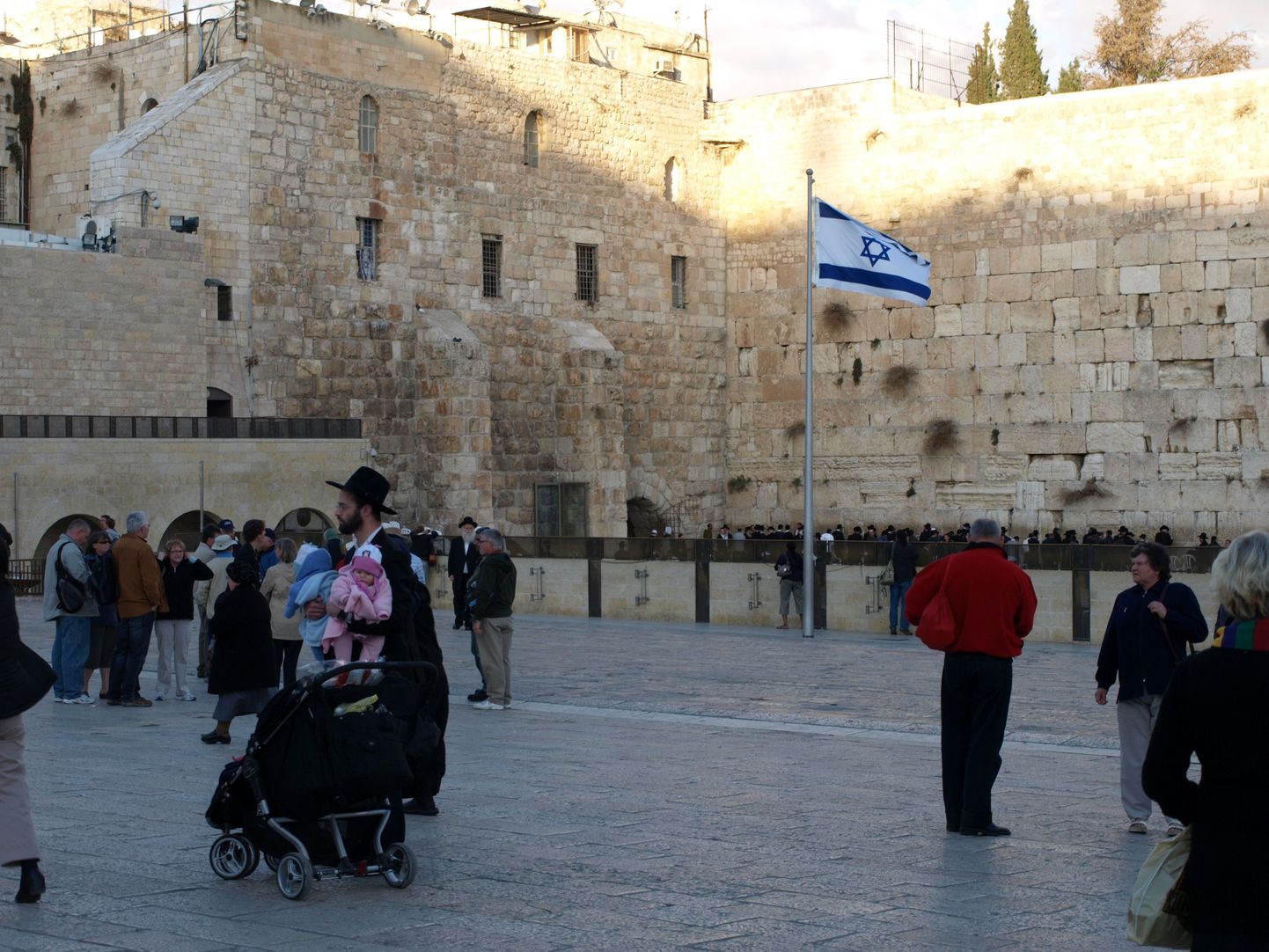 Pildile on jäädvustatud kolm Iisraeli sümbolit: Nutumüür, juudilipp ja ortotoksne juut oma lastega.