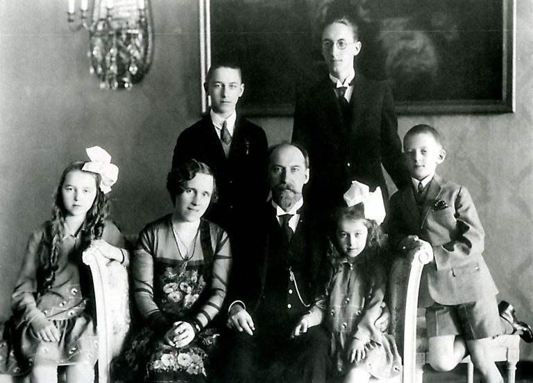 Jaan Tõnisson abikaasa ja lastega 1928. aastal. Istuvad tütar Hilja, Hilda Tõnisson, Jaan Tõnisson ja tütar Lagle, seisavad pojad Heldur, Ilmar ja Lembit-Rein. Foto:
