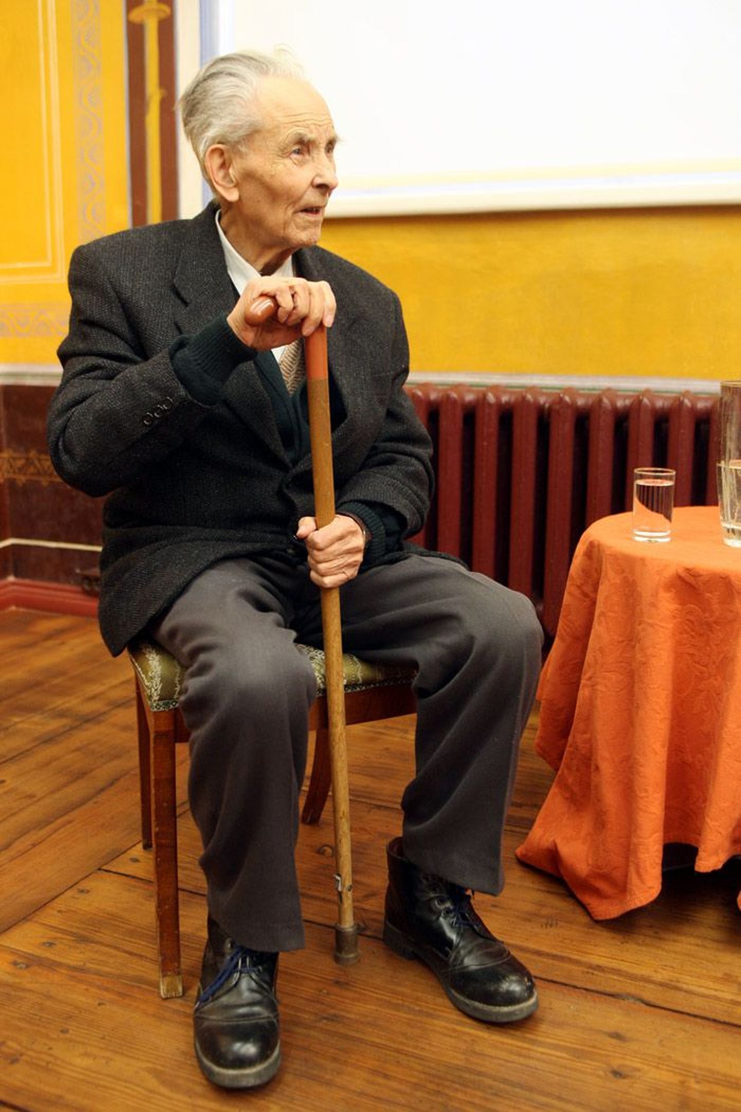 Akadeemik Harald Keres poolteist aastat tagasi oma 95. sünnipäeval Tartu Ülikooli kunstimuuseumis.