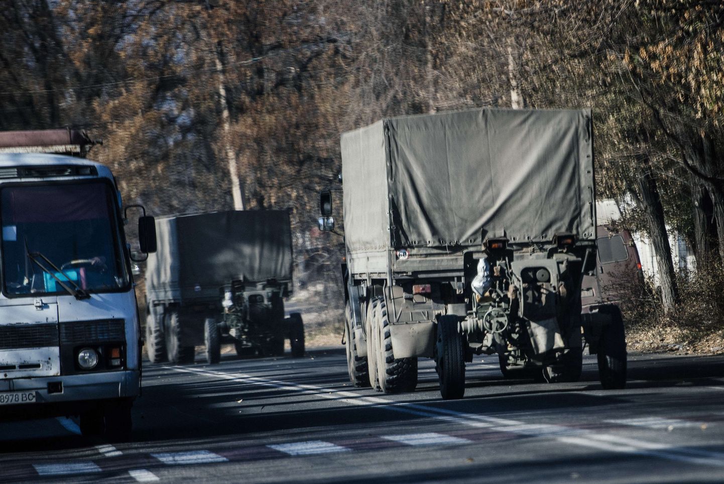Numbrimärkideta veokid vedasid eile haubitsaid läbi Makiivka asula.