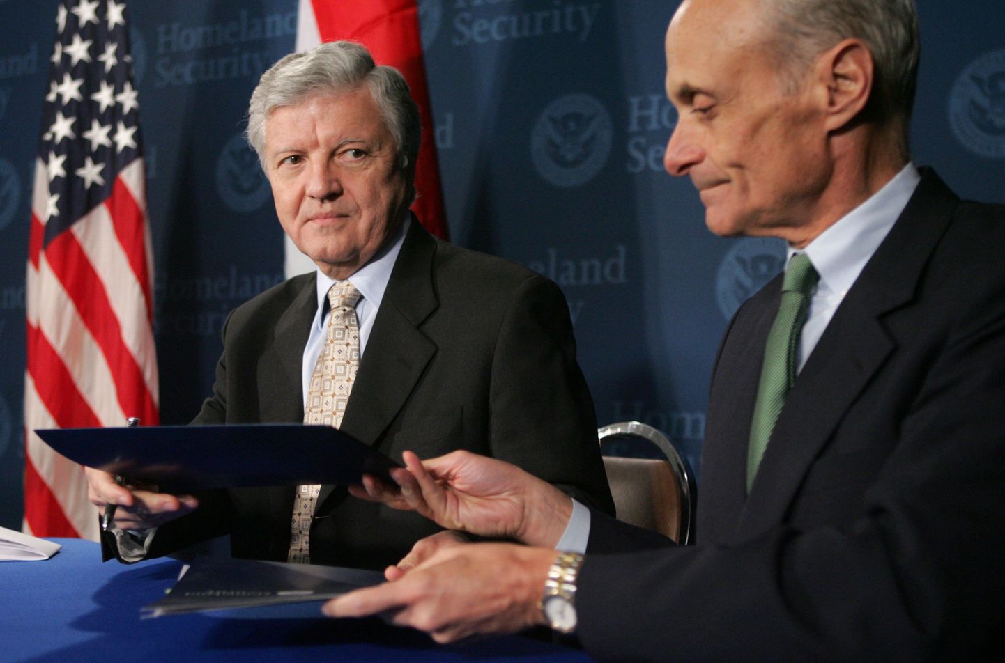 USA sisejulgeoleku sekretät Michael Chertoff (paremak) esitamas viisavabastusprogrammi üksteisemõistmise memorandumit Ungari suursaadikule Washingtonis.