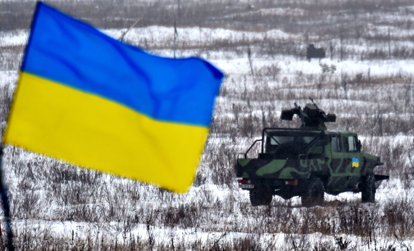 Ukraina lipp ja uus soomusauto Mahno, mis on varustatud Kiborgiga (ultramoodne kaugjuhtimisega lahingumoodul), on osa reaalsest sõjategevusest.