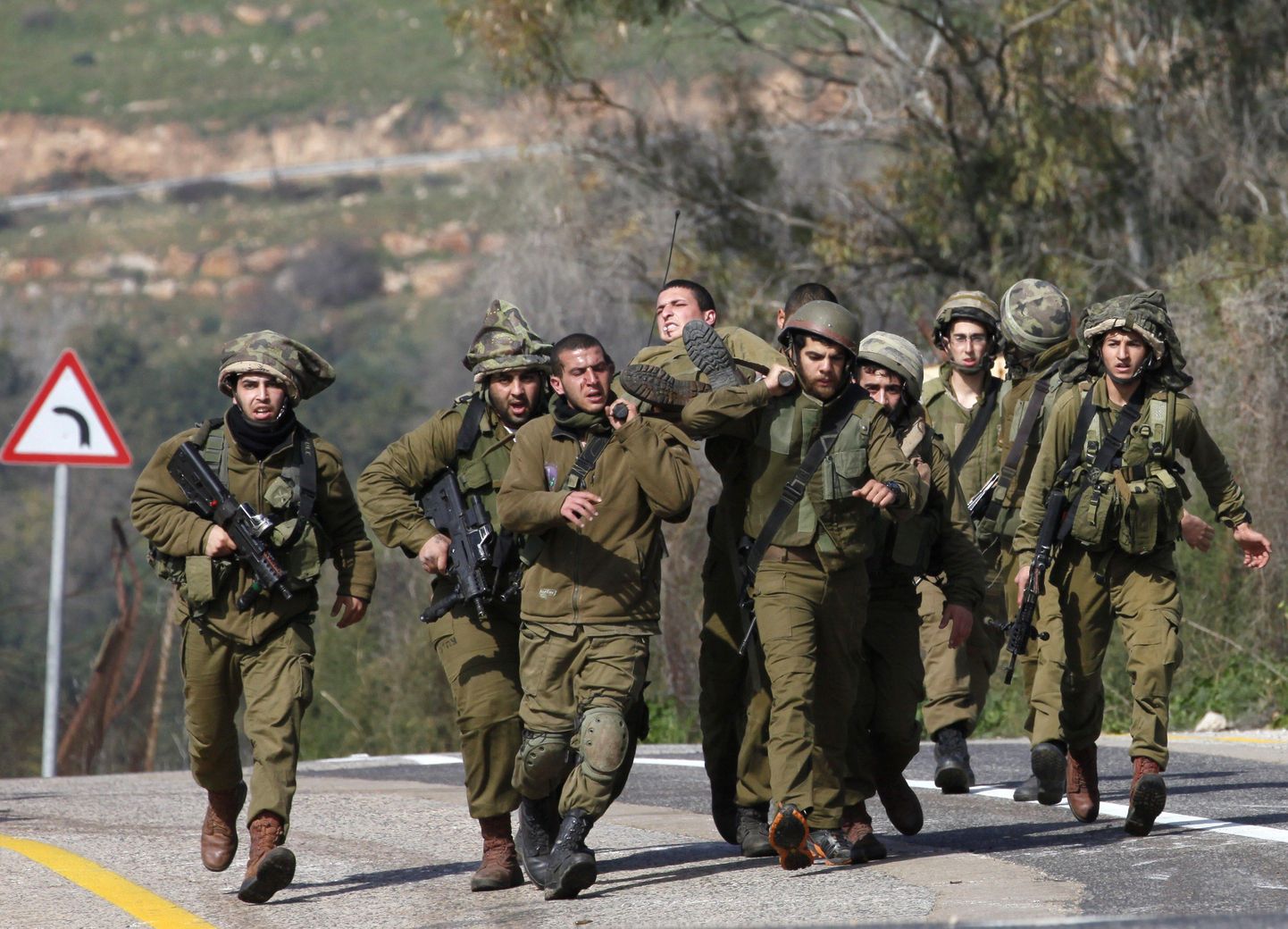 Iisraeli sõdurid kandmas eilses raketirünnakus juudiriigi konvoile haavata saanud kaaslast.