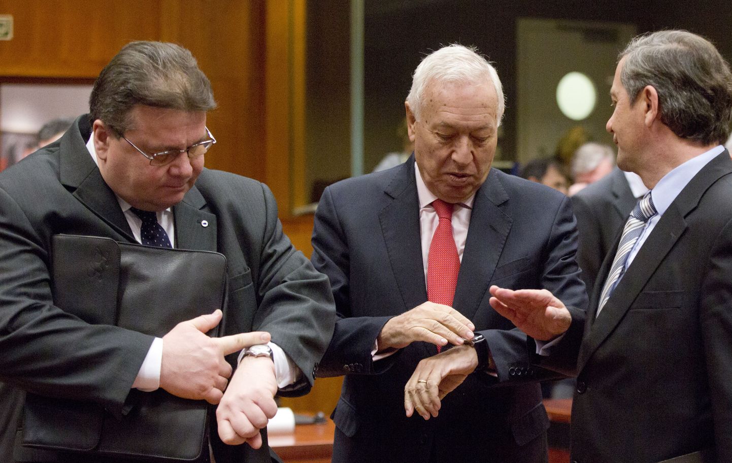 Jose Manuel Garcia-Margallo (keskel) koos kollegidega täna Brüsselis.