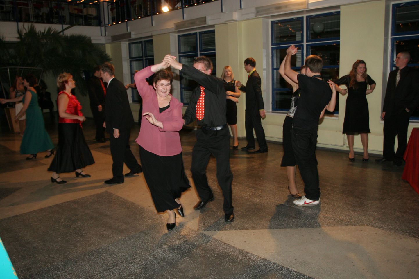 Türi majandusgümnaasiumi õppealajuhataja Maili Roosme keerutab tantsupõrandal õpilastega võidu.