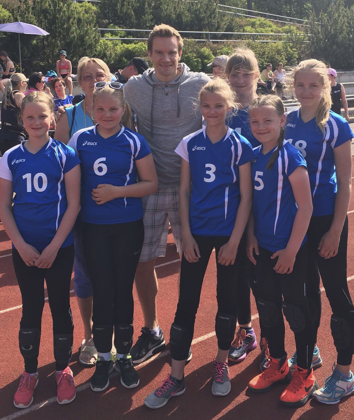 Võidukad tüdrukud koos treener Ellen Arose ja Soome meeste koondise peatreeneri Tuomas Sammelvuoga.