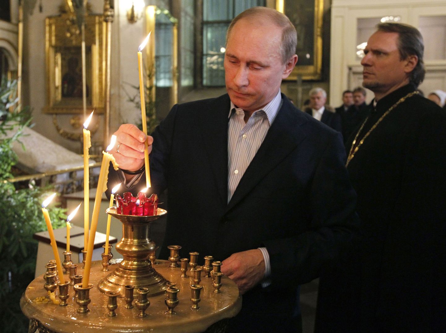 Владимир Путин во время рождественской службы в ночь с 6 на 7 января 2012 года.