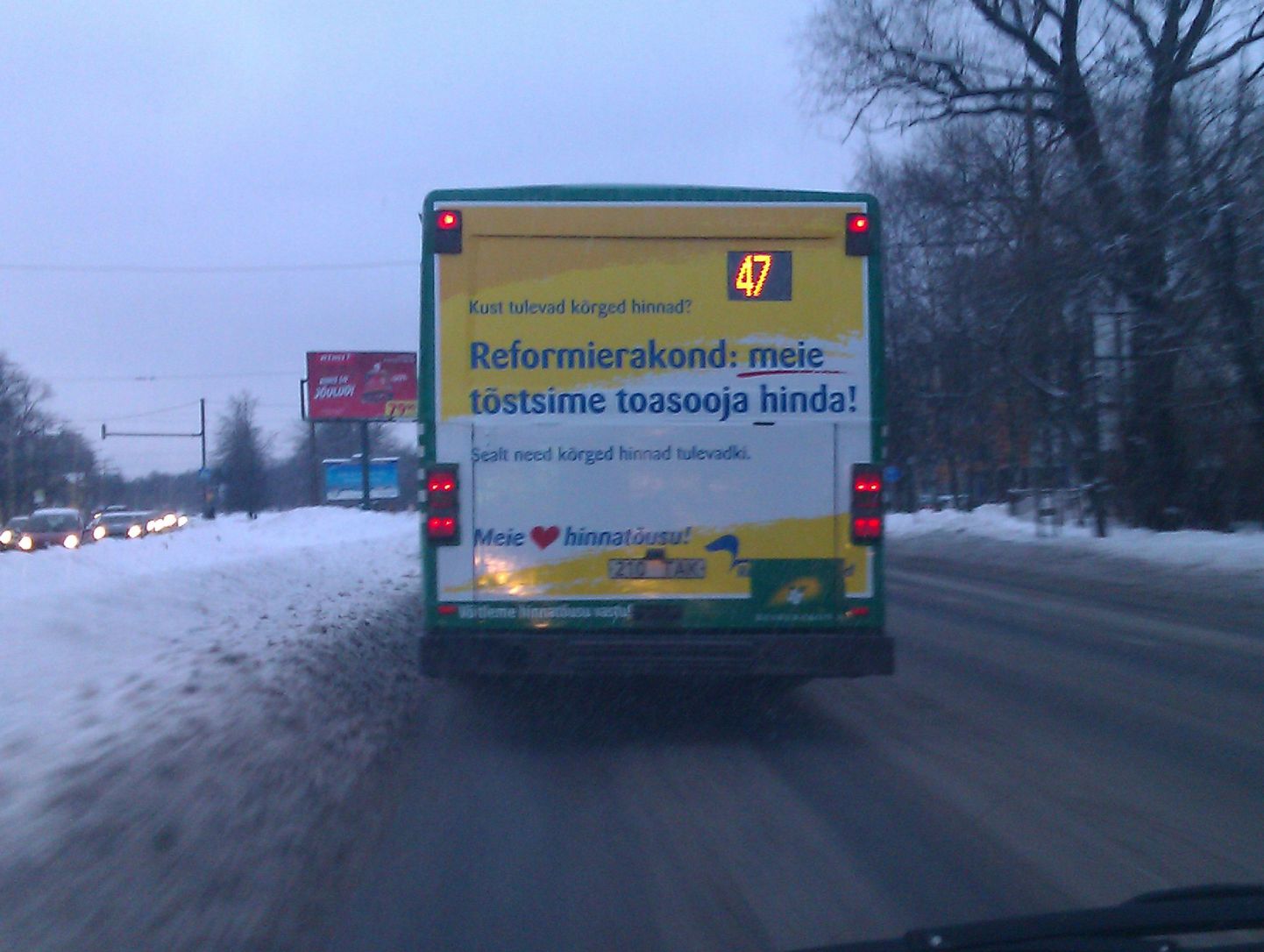 Спорная предвыборная реклама на городском автобусе.