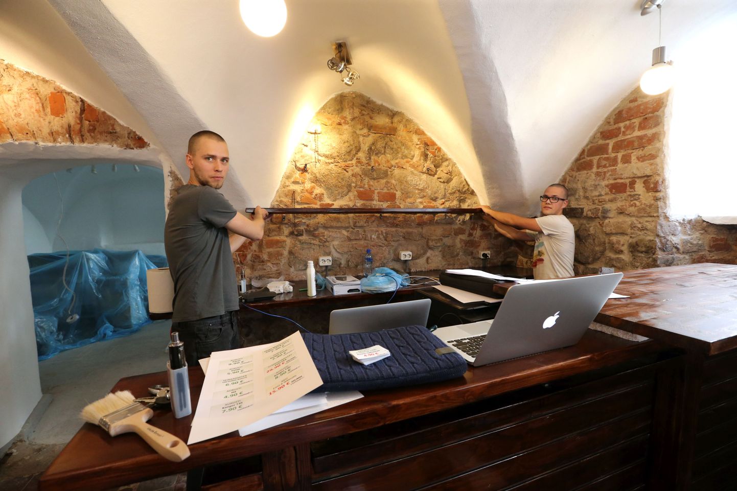 Möku ruumides avatakse kange alkoholi ja e-sigareti pood.Pildil E-suitsud juhatuse liikmed Virko Antsov (vasakul) ja Brain Taaber.