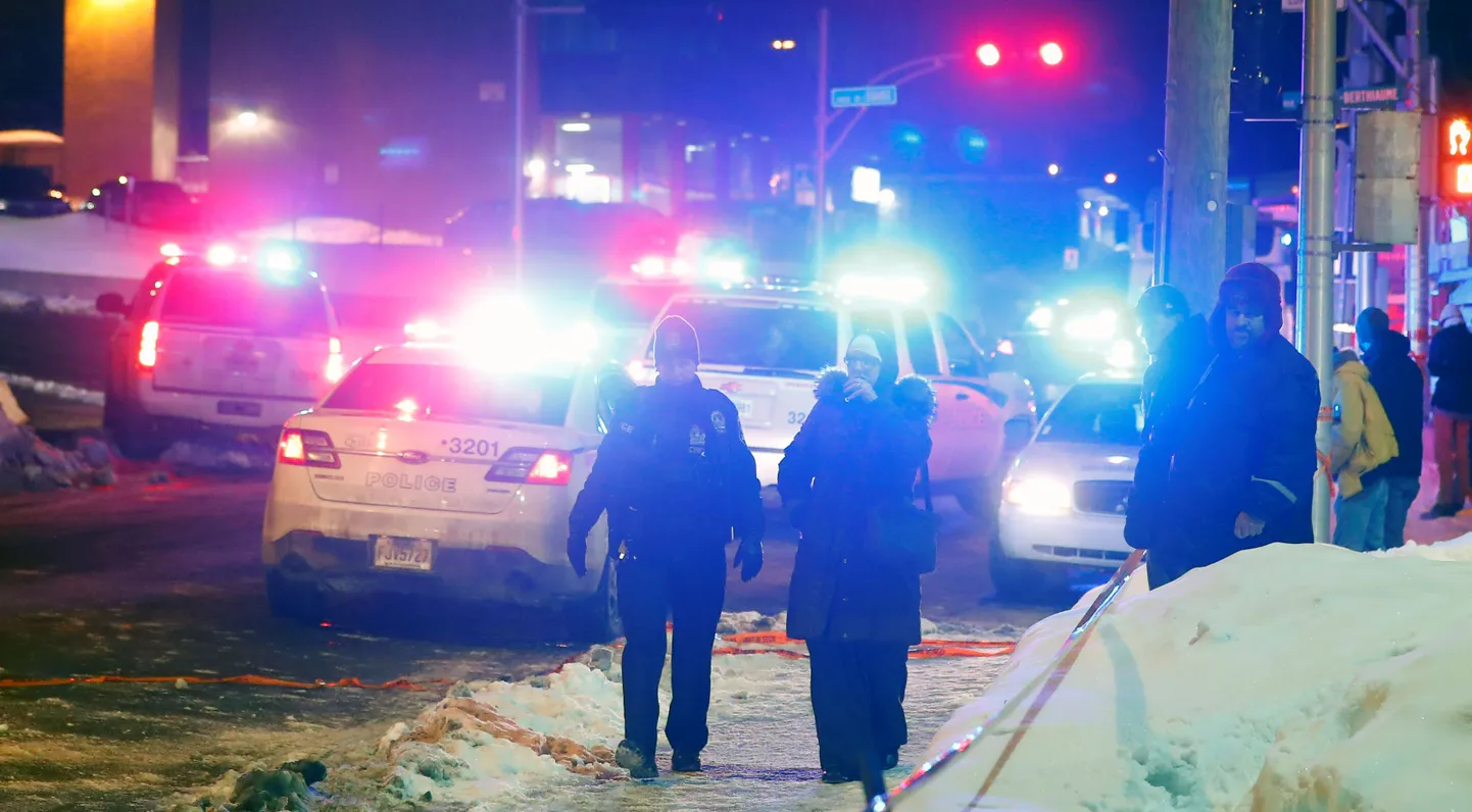 Politseiautod Quebeci rünnakupaiga juures.