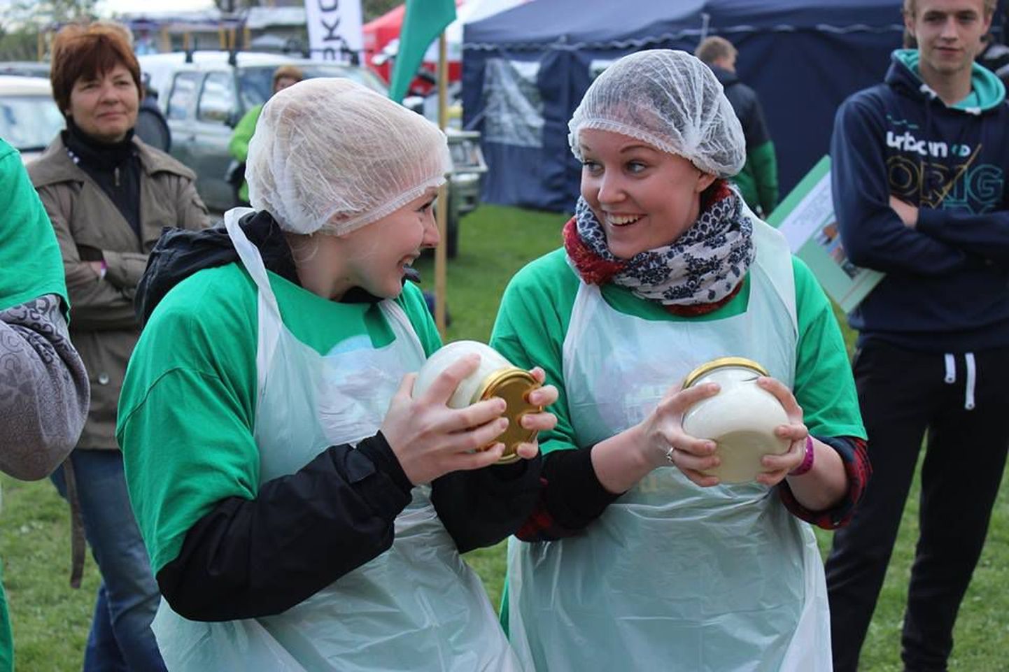 Eelmisel aastal pidid võistlejad noppima kartuleid ja määrama loomade eluskaalu, aga ka ise võid valmistama.