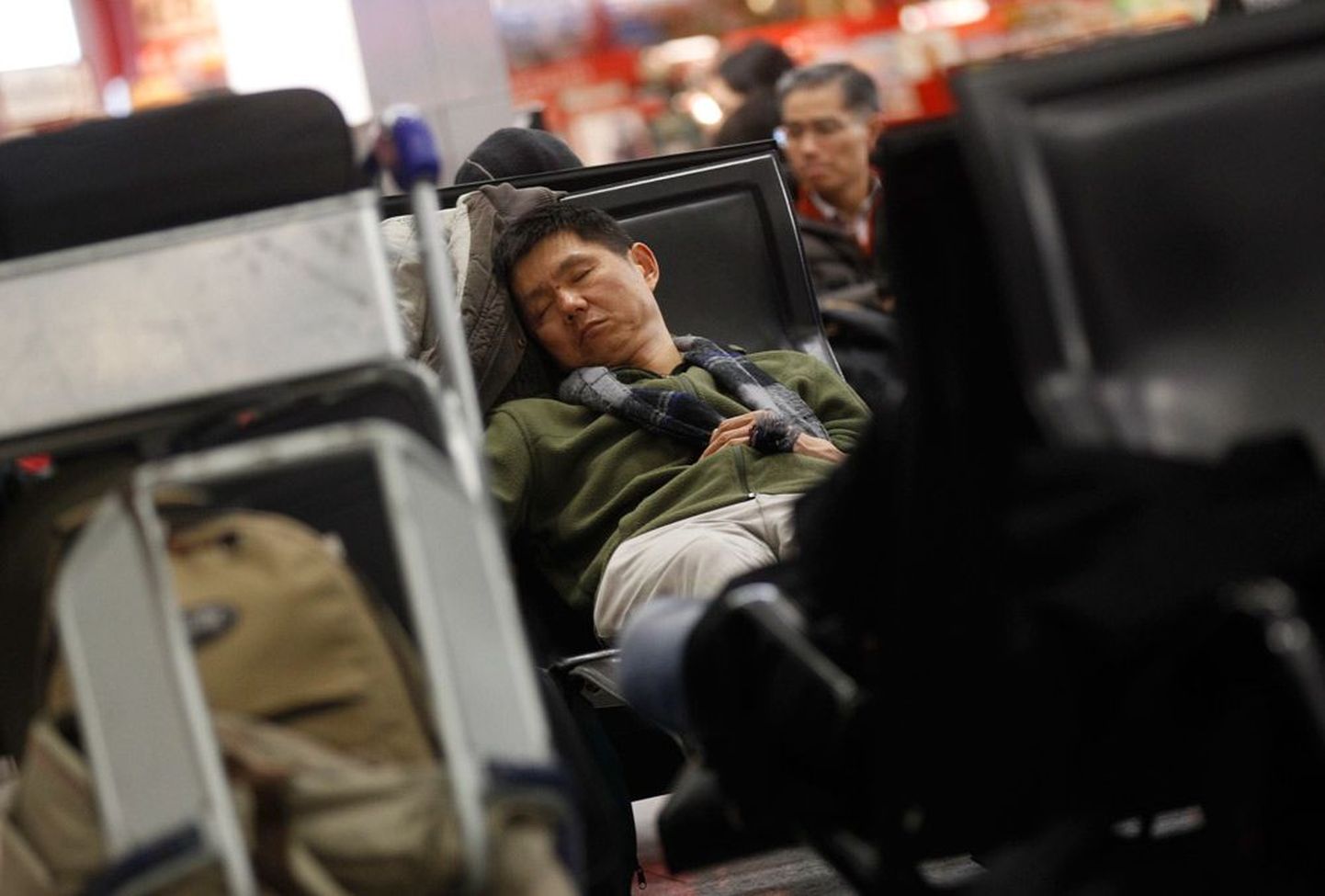 Väsinud reisija streikivas Frankfurdi lennujaamas nädala algupoolel, kui paljud lennud veel ära jäid.