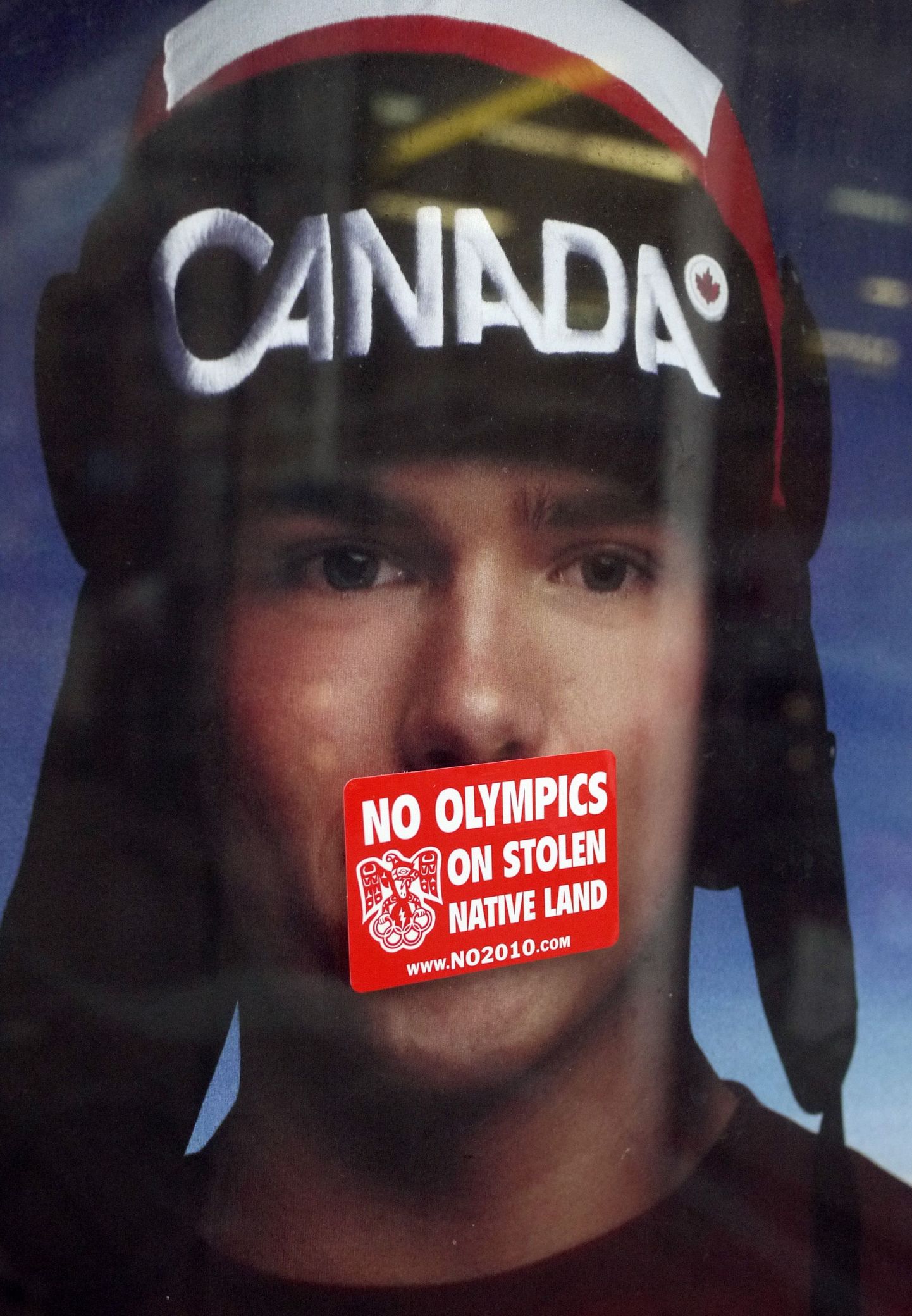 У всех своя мотивация протеста: "Никакой Олимпиады на украденной родной земле!" - гласит этот плакат на автобусной остановке в Ванкувере.