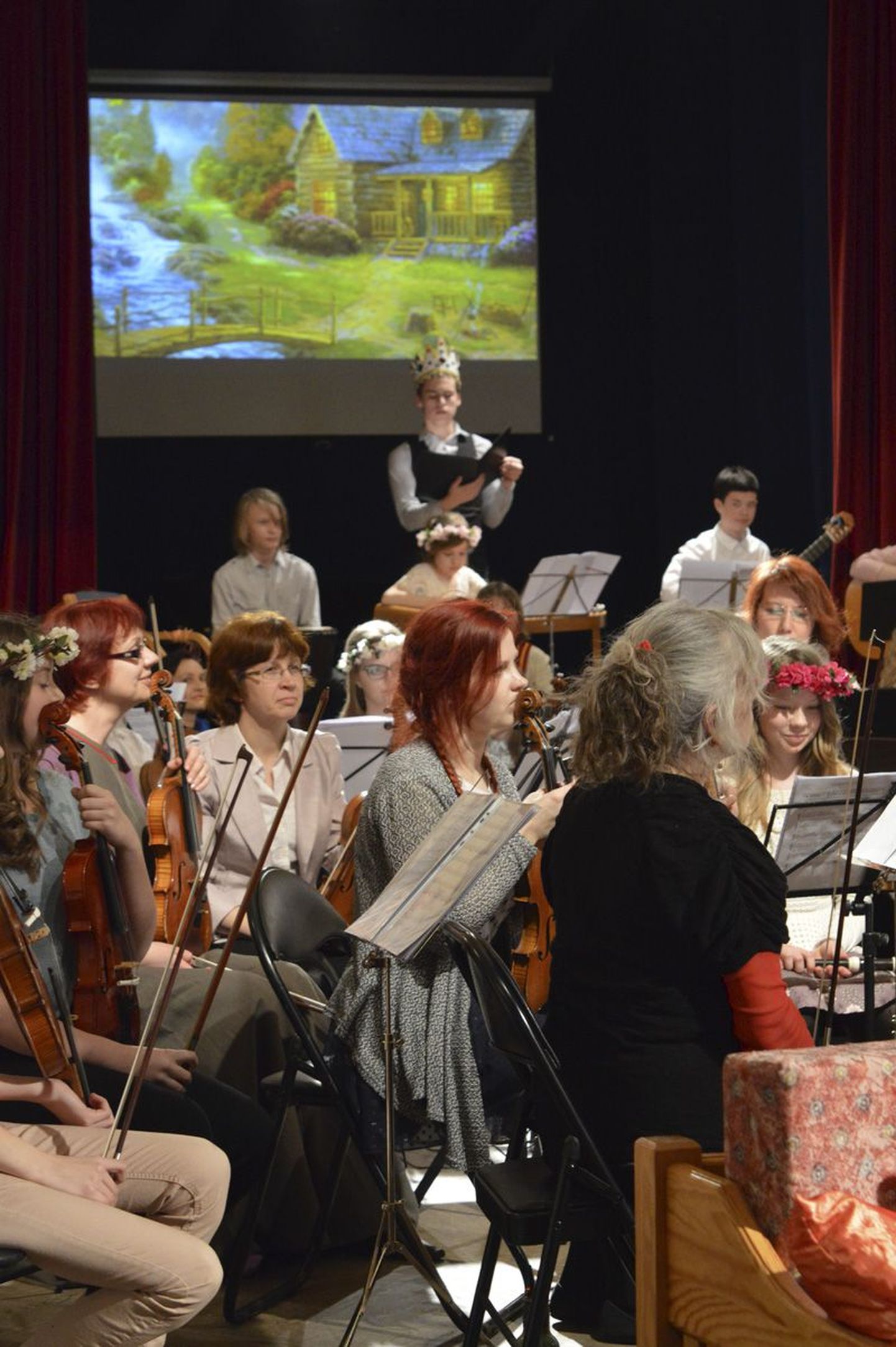 Vanamuusika ja muinasjutu rõõmsast energiast särtsuv orkester.