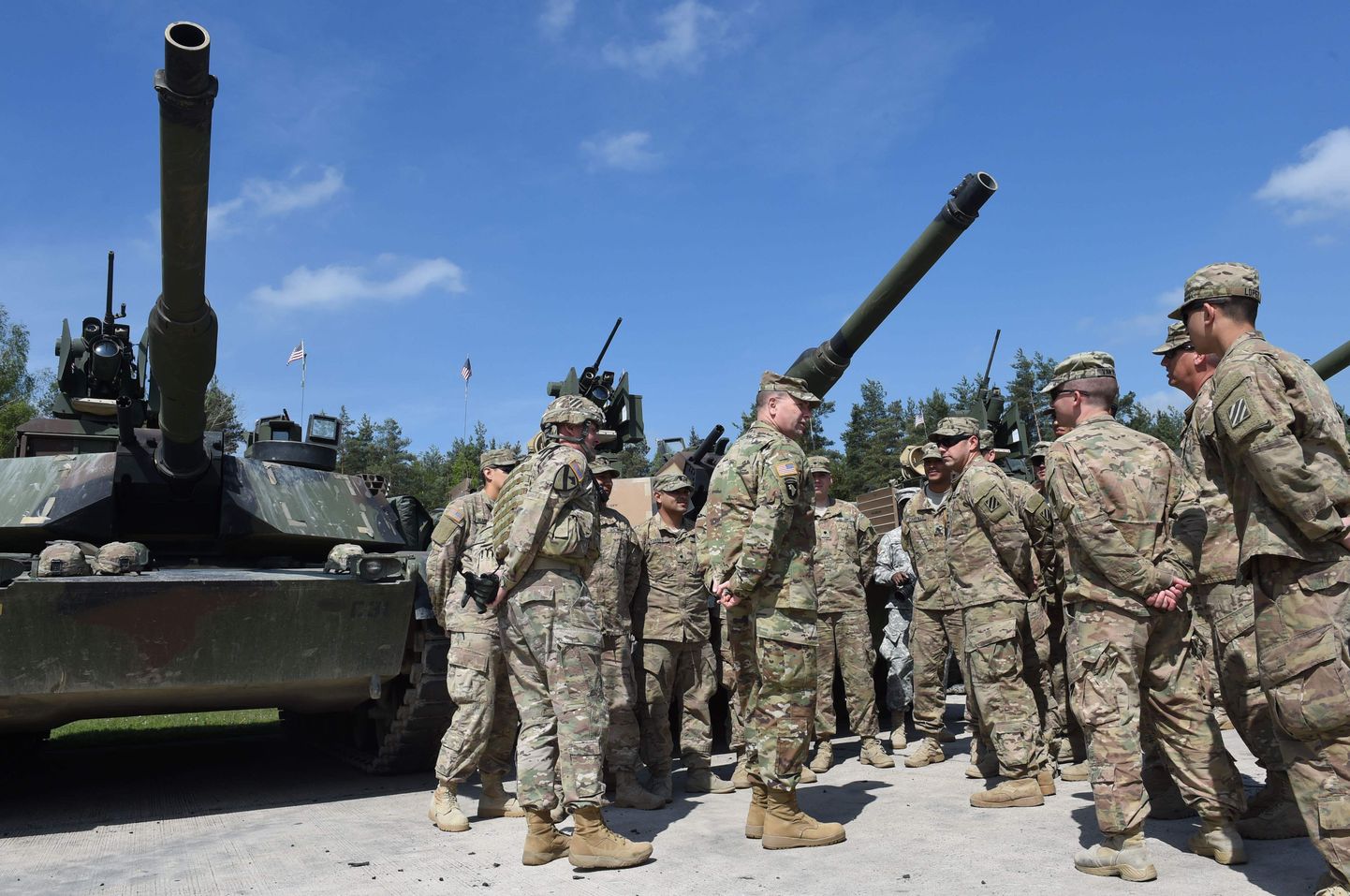 USA sõdurid oma tanki M1 Abrams ees.