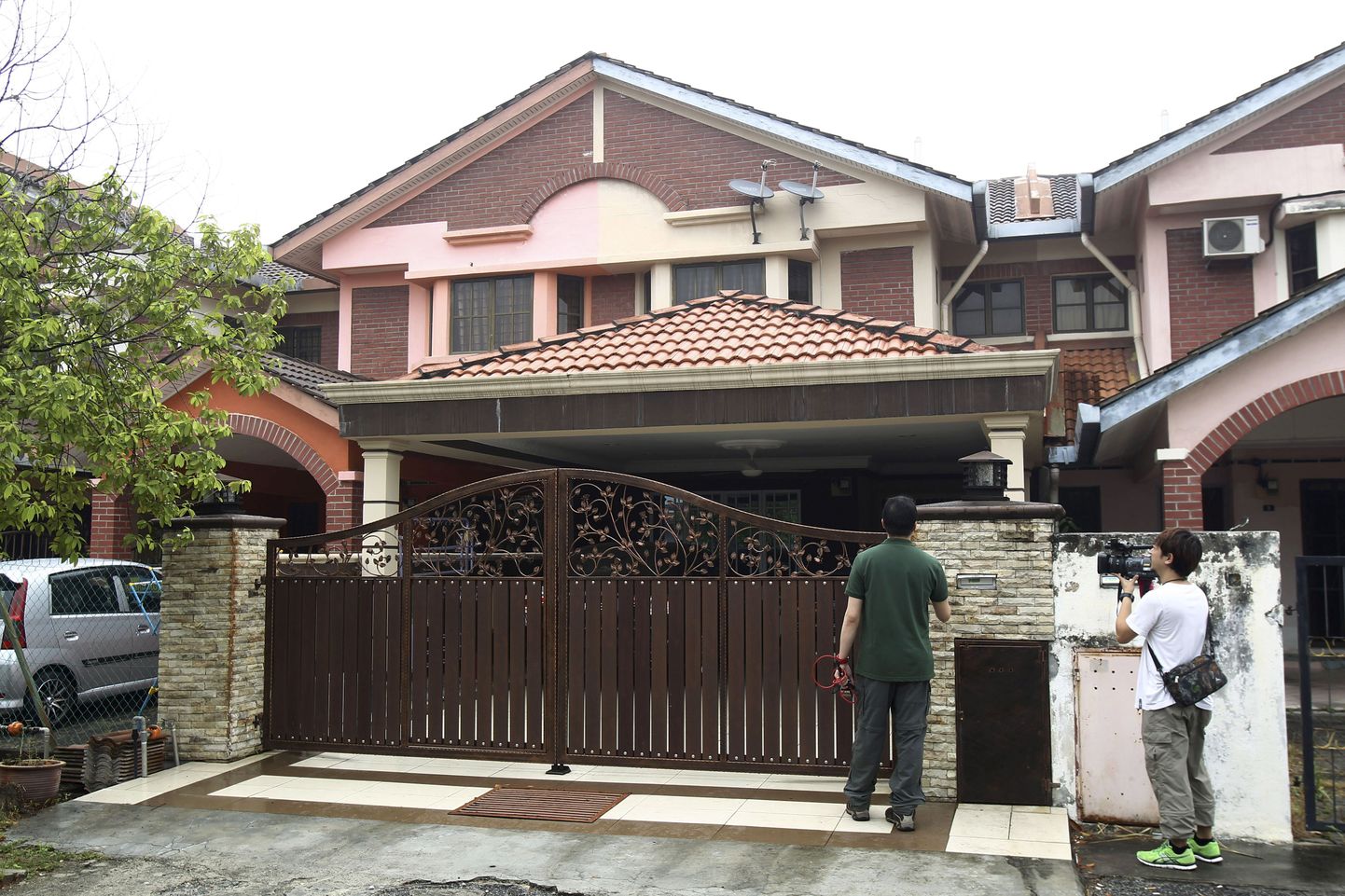 Ajakirjanikud lennuki piloodi Fariq Abdul Hamidi Shah Alamis asuva maja ees.