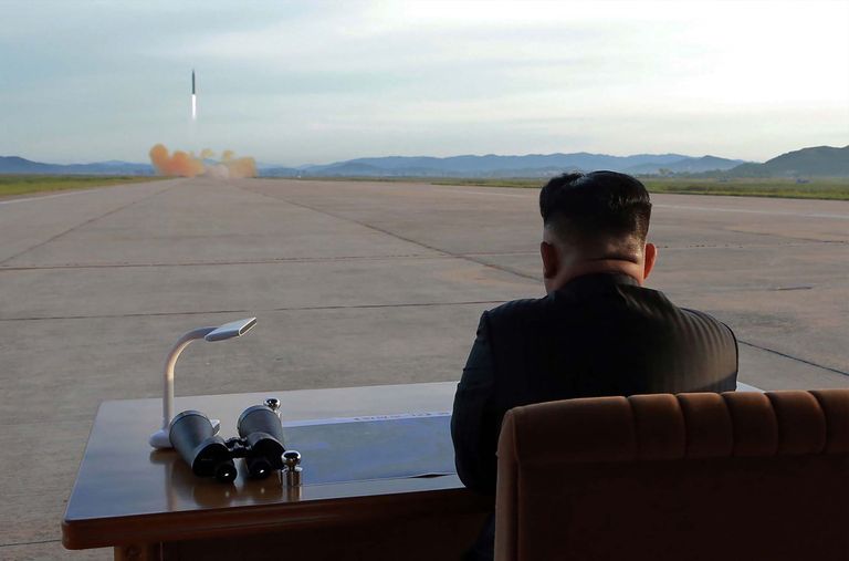 Põhja-Korea liider Kim Jong-un vaatamas raketikatsetust
