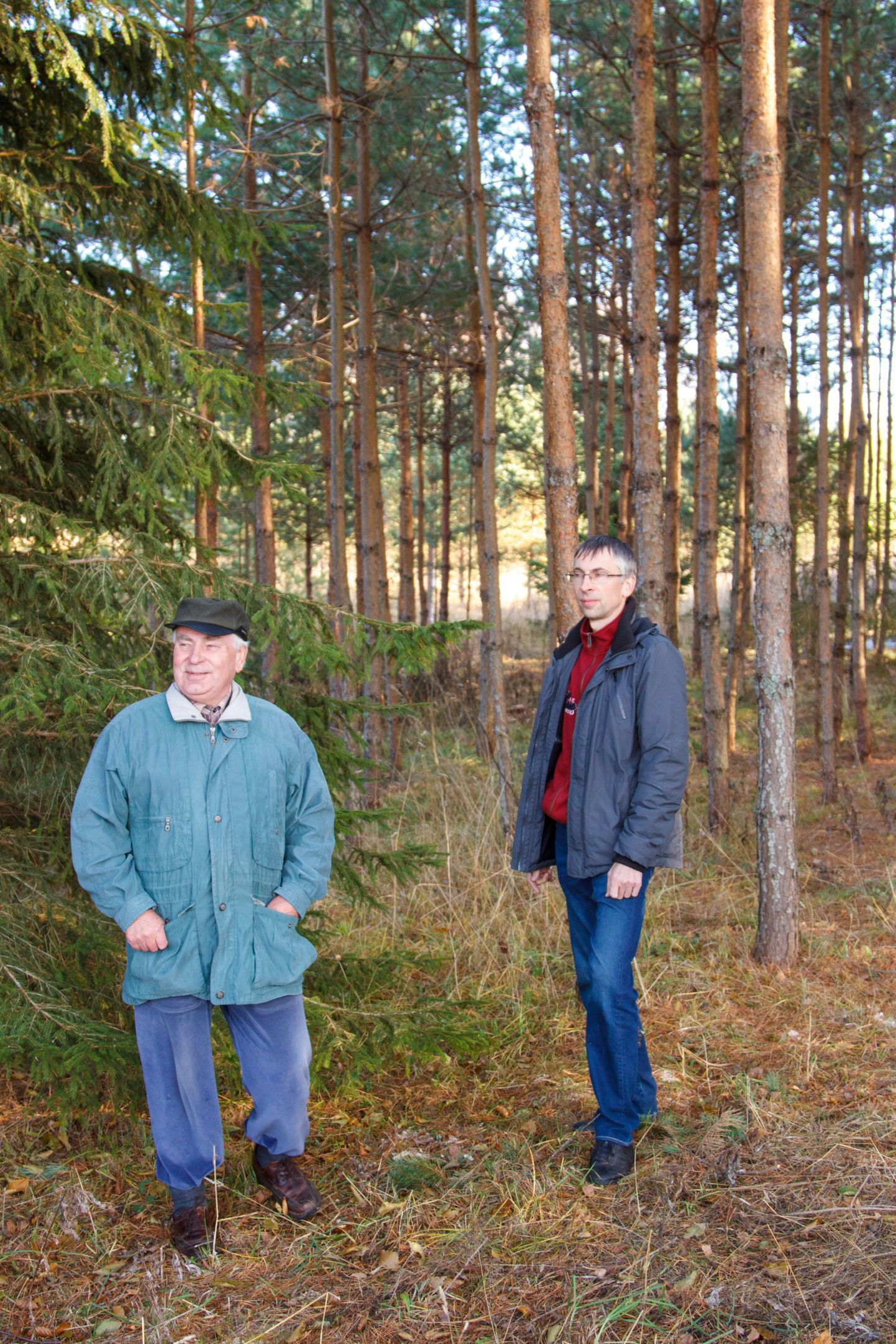 Nõmme talu peremees Mart Leosk (vasakul) on rahul, et poeg Maido on otsustanud vanemate tegemistest eeskuju võtta ja metsandusse sukelduda.
