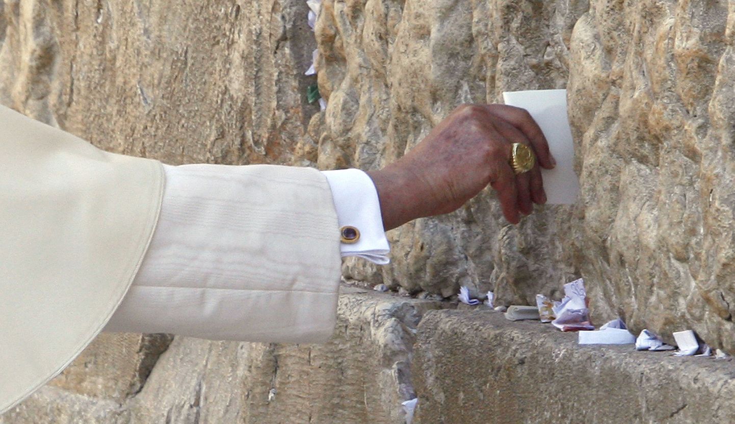 Paavst Benedictus XVI Jeruusalemmas asuva Nutumüüri juures.