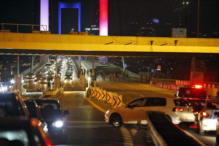 Riigipöörajate poolt suletud sild Istanbulis. Foto: Scanpix
