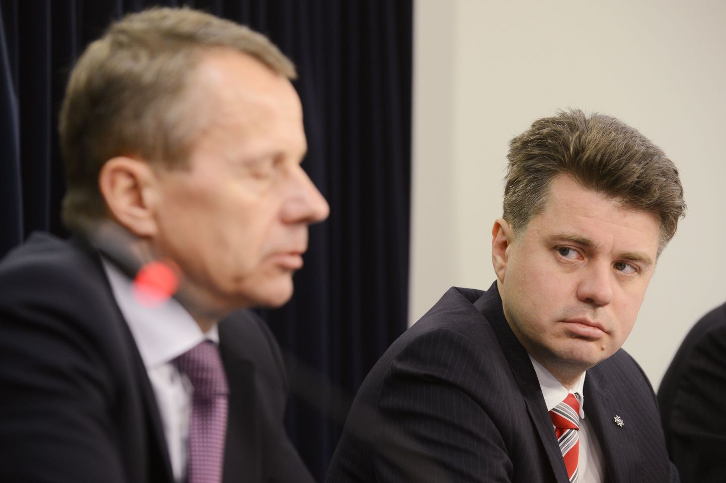 Rahandusminister Jürgen Ligi ja endine kaitseminister Urmas Reinsalu 2012. aastal valitsuse pressikonverentsil.