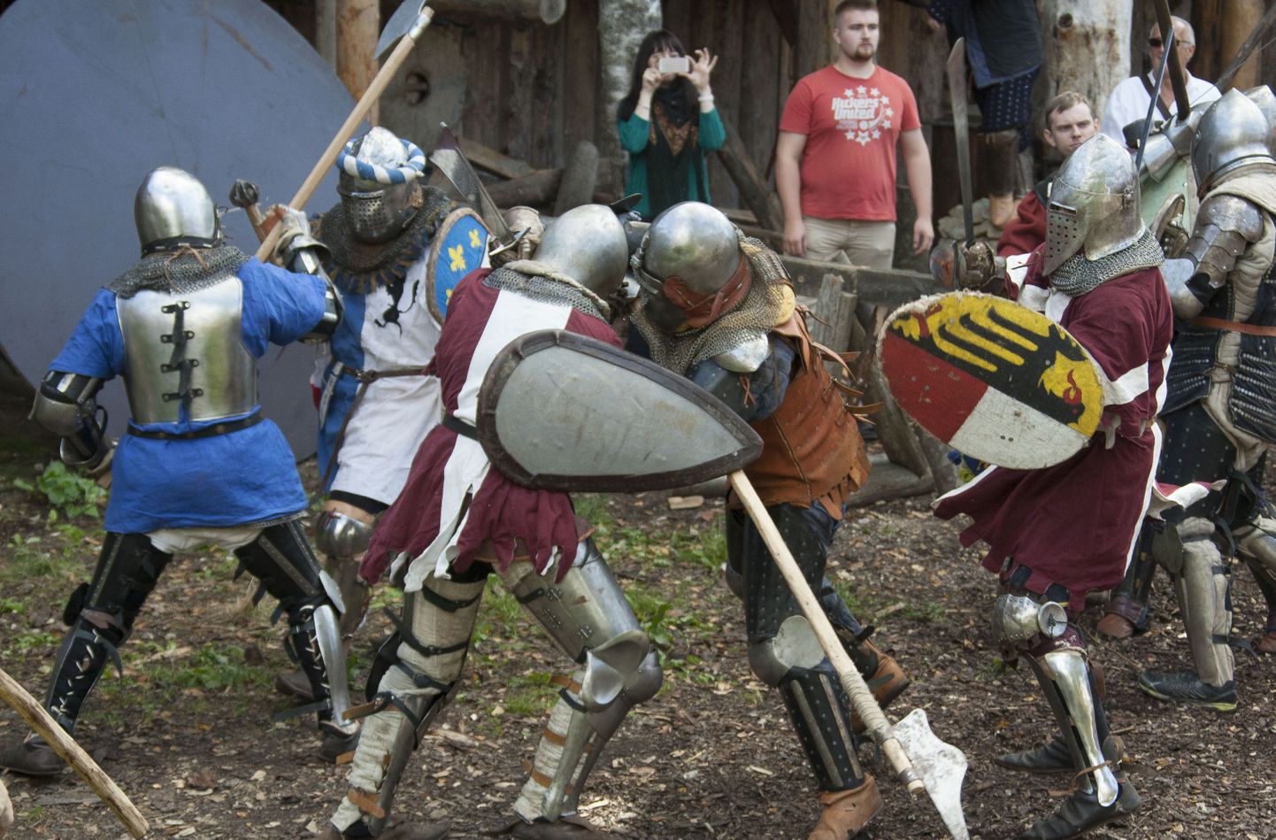 Удары справа, слева, сверху и снизу: рыцари должны терпеть удары меча.