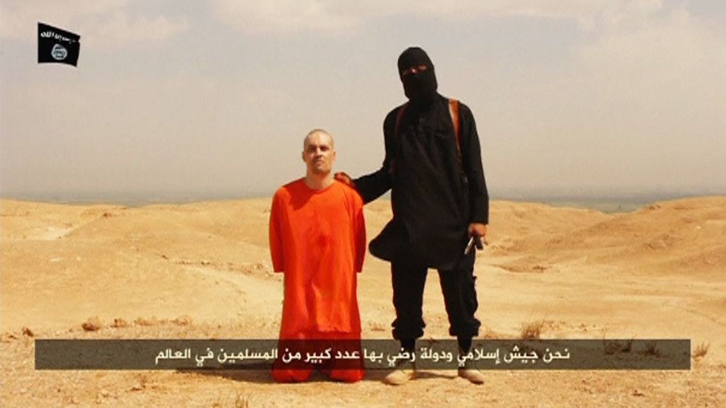 Kaader videost. Maskis islamist ja ajakirjanik James Foley.