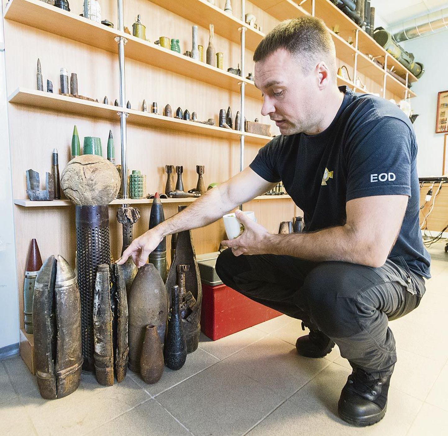 Lääne-Eesti pommigrupi juhataja Janek Sõnum näitas demineerijate õppeklassis Eestist leitud mürske ja miinipilduja miine, mis erinevad nii suuruse kui välimuse poolest. Ohtlikud on sellegipoolest kõik.