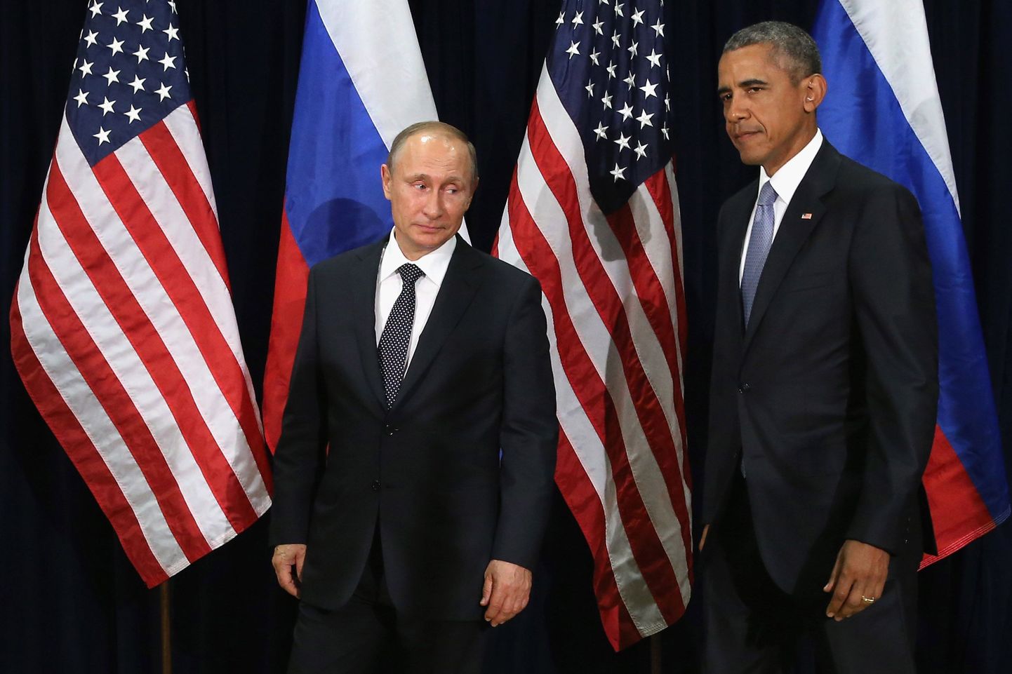 Vene president Vladimir Putin ja USA president Barack Obama eilse kohtumise eel fotograafidele poseerimas.