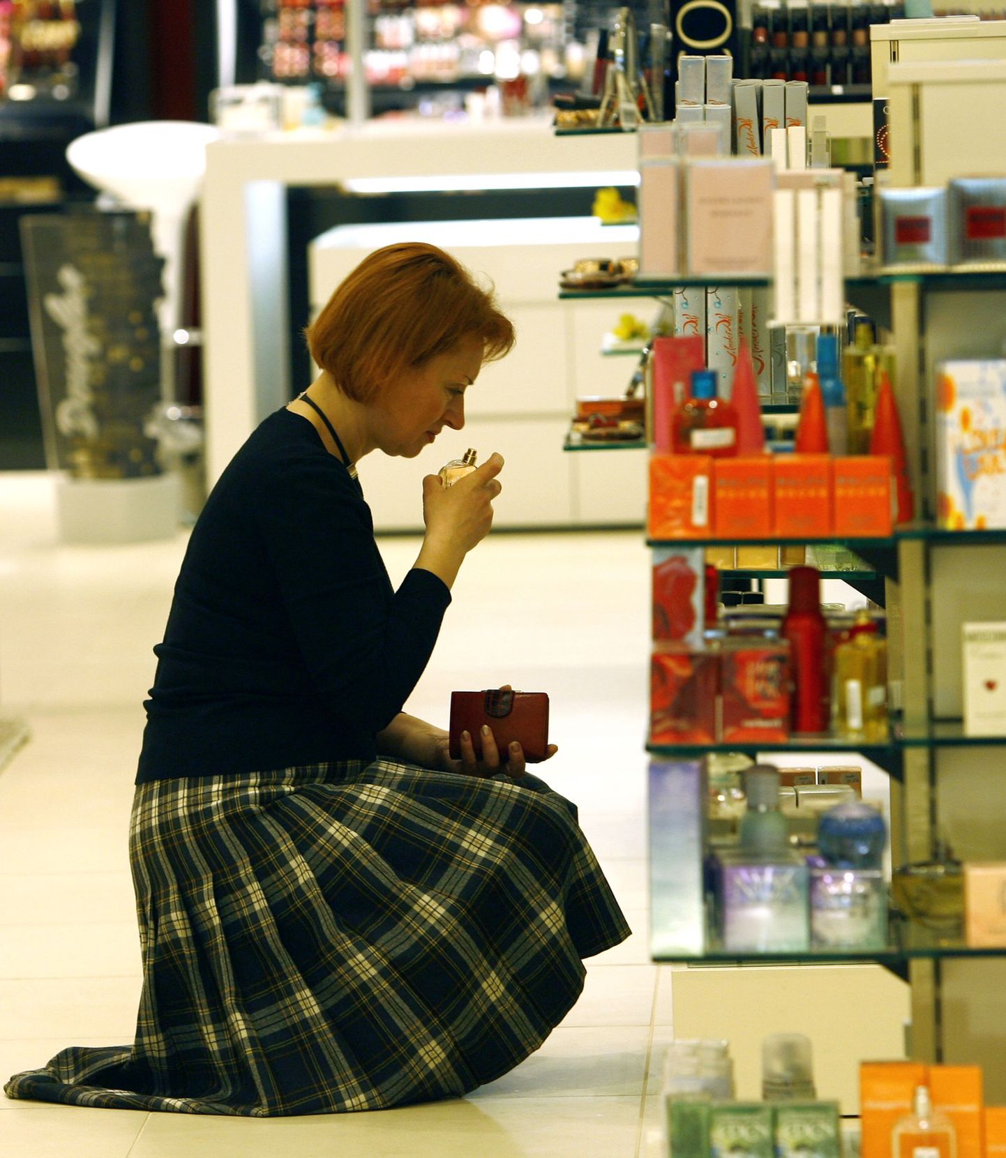 Naine nuusutamas parfüümi samuti üsna hiljuti avatud Riga Plaza kaubanduskeskuses.