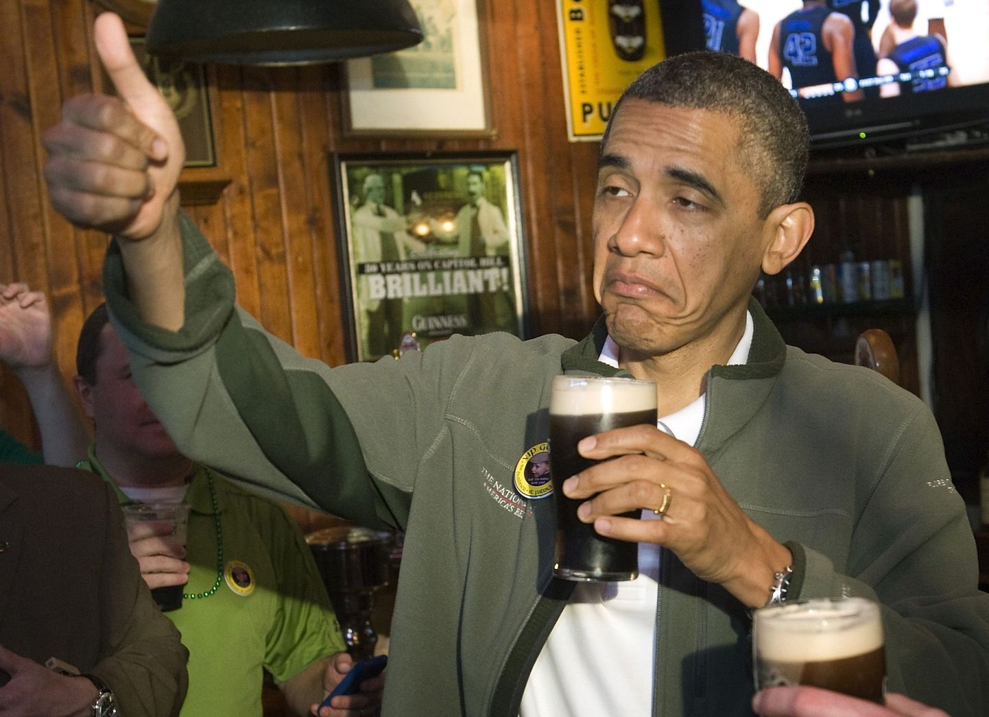 Barack Obama naudib klaasi külma õlut.