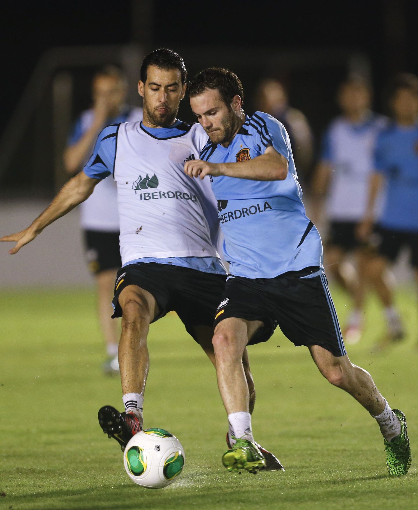 Sergio Busquets (vasakul) ja Juan Mata.