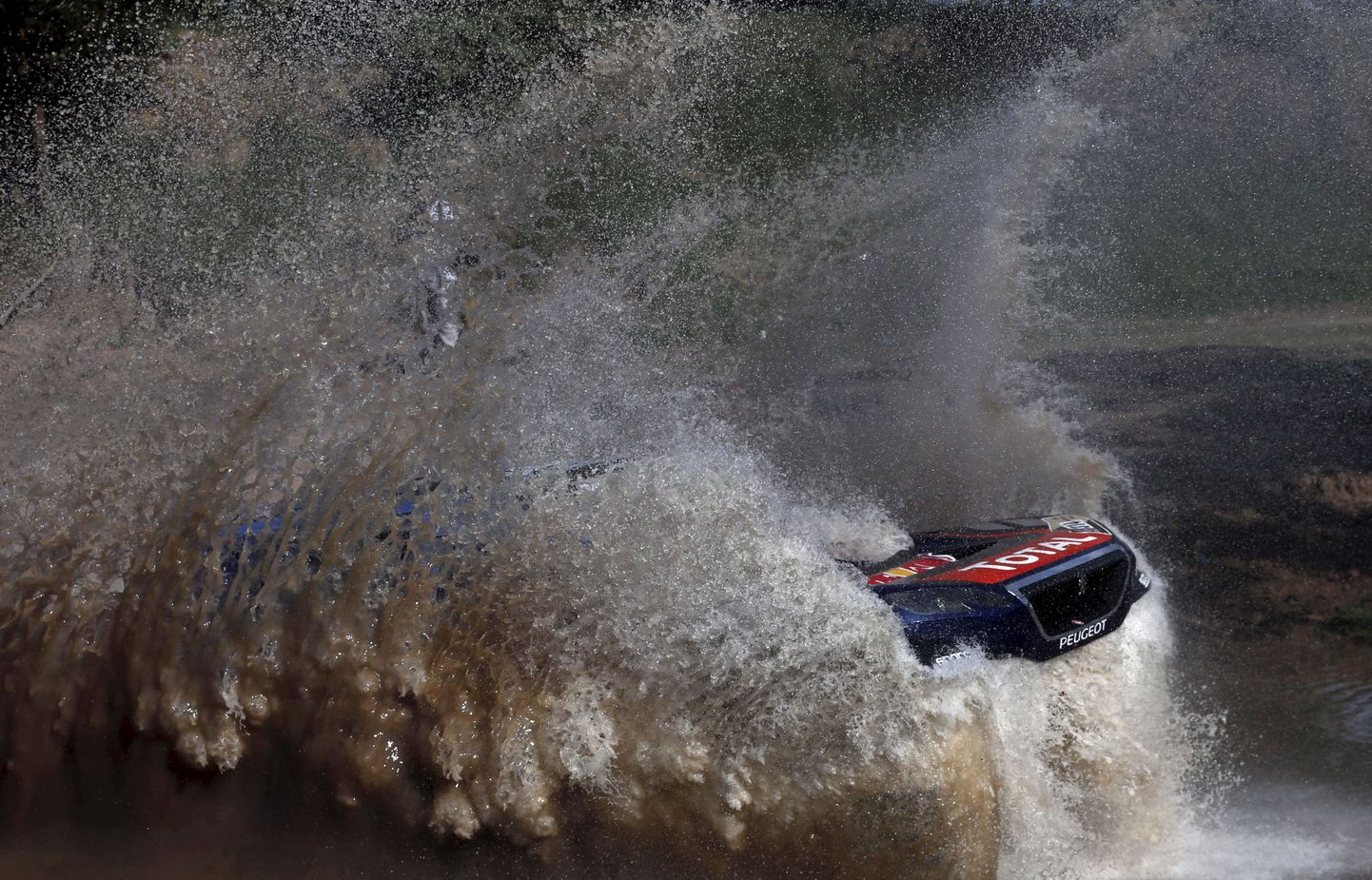 Sebastien Loeb juhib oma Peugeot' läbi vee Buenos Aires-Rosario etapil, mis oli proloogiks Dakari rallile. Foto on tehtud 2. jaanuaril