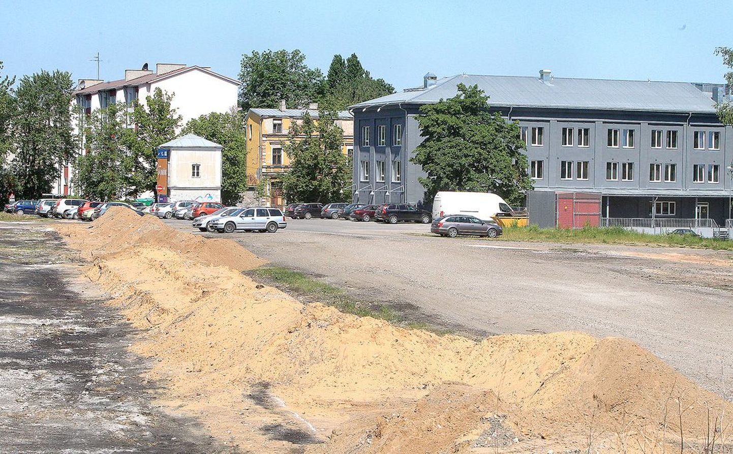Riia tänava 
ääres endise Kauburi ja raudtee vahel algab õige pea suure parkla ehitus, seal saaks tasuta pikemalt 
parkida.