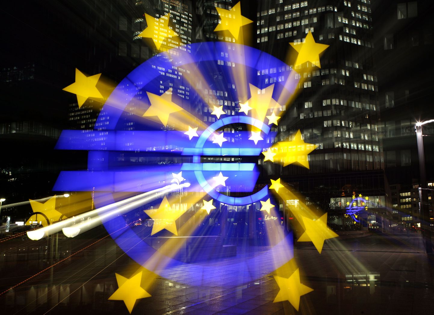 Euroopa ühisraha tähis Euroopa Keskpanga peahoone juures Frankfurdis