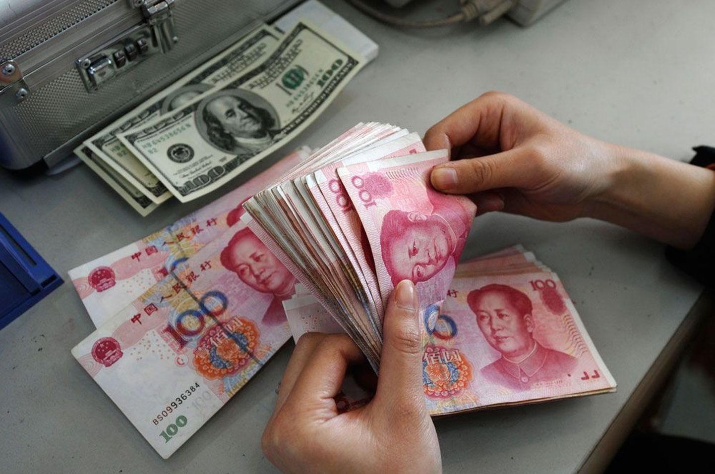 Hiina jüaanid ning Ameerika dollarid.