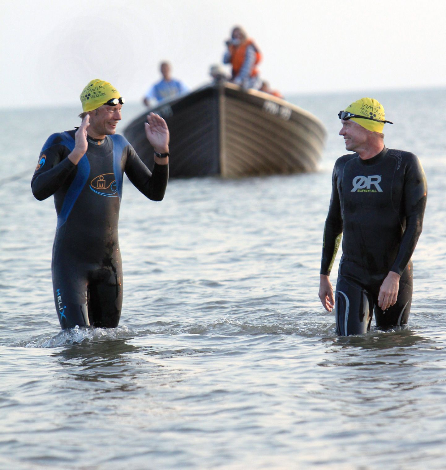 Bruno Nopponen (vasakul) ja Romet Tepper ujusid Kihnust Pärnusse ligi 16 tundi. Kolmandana Kihnust teele asunud Henri Kaarma ronis paati pärast 14 tunnist ujumist.