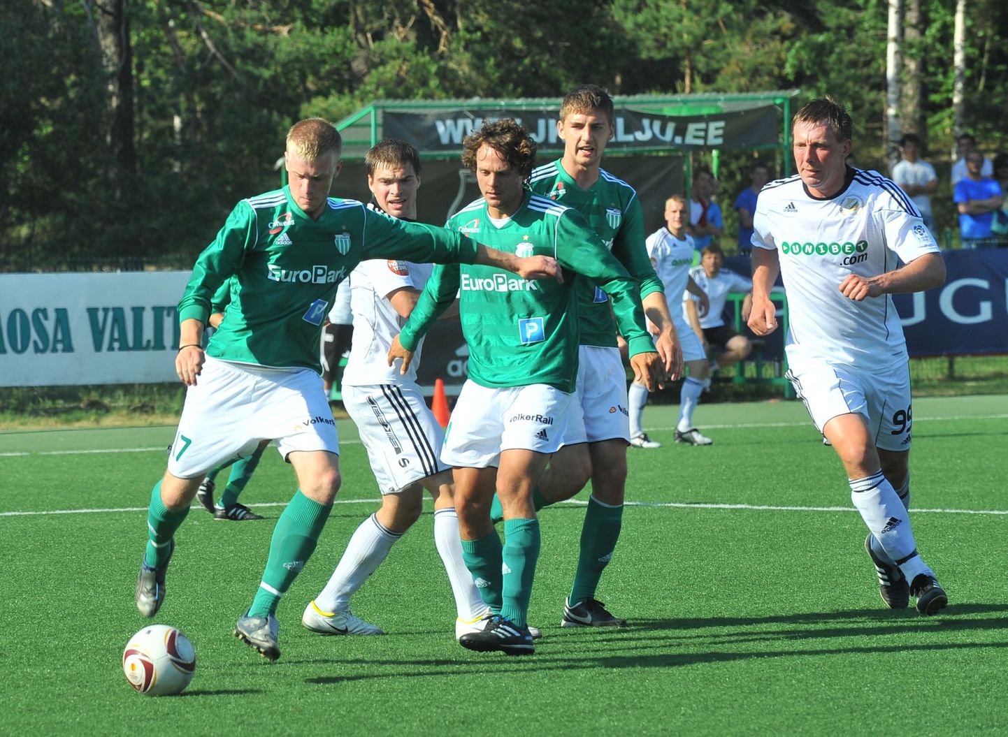 Tallinna Levadia mängijad (rohelises).