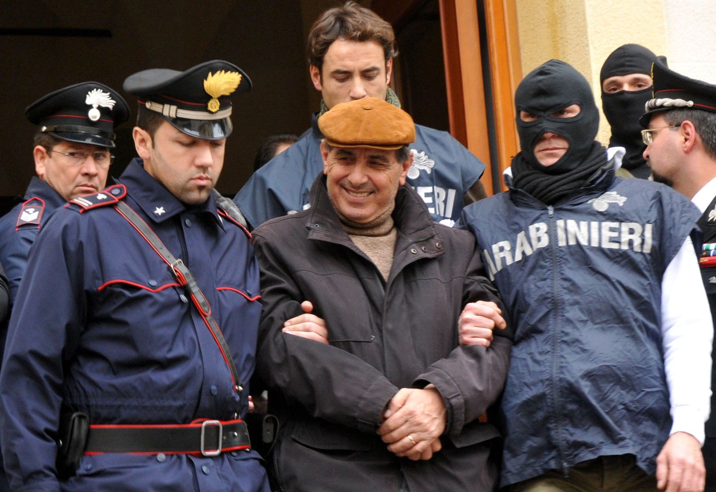 Itaalia politseinikud mullu detsembris saatmas Giuseppe Scadutot ehk üht eelmise aasta lõpus vahistatud 100 arvatavast Sitsiilia maffia liikmest.