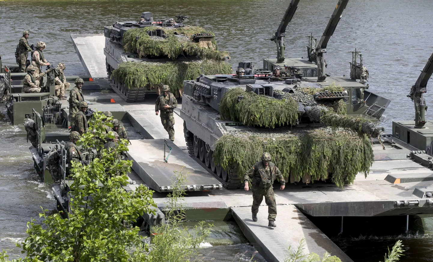 Saksa NATO sõdurid Nerise jõel silda lahti monteerimas.